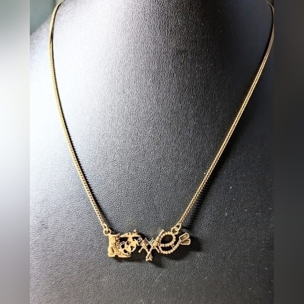 An Original Sonoma Brand necklace in Golden Metal, pendant style.